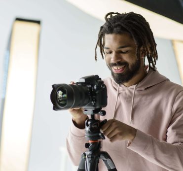 medium-shot-smiley-man-with-camera medium-shot-smiley-man-with-camera
