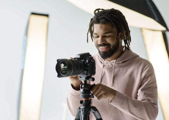 medium-shot-smiley-man-with-camera