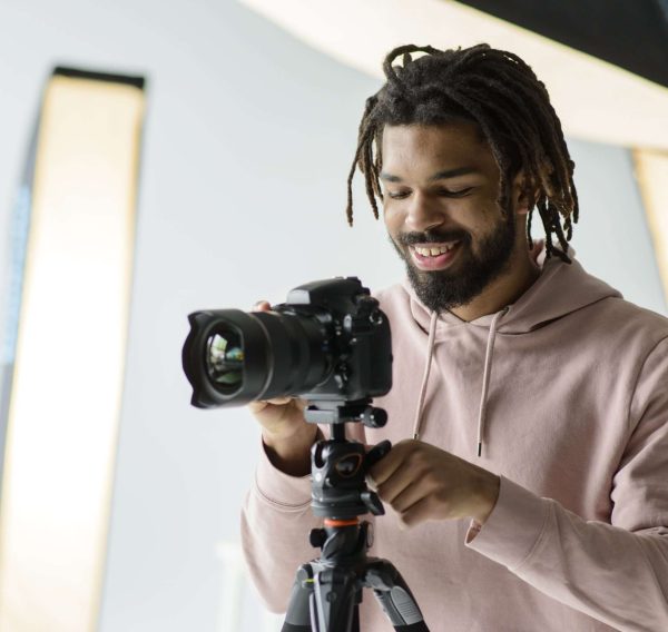 medium-shot-smiley-man-with-camera medium-shot-smiley-man-with-camera