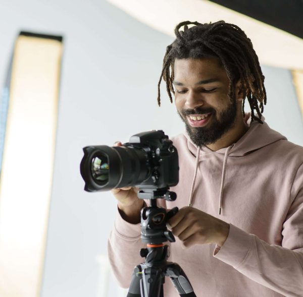 medium-shot-smiley-man-with-camera