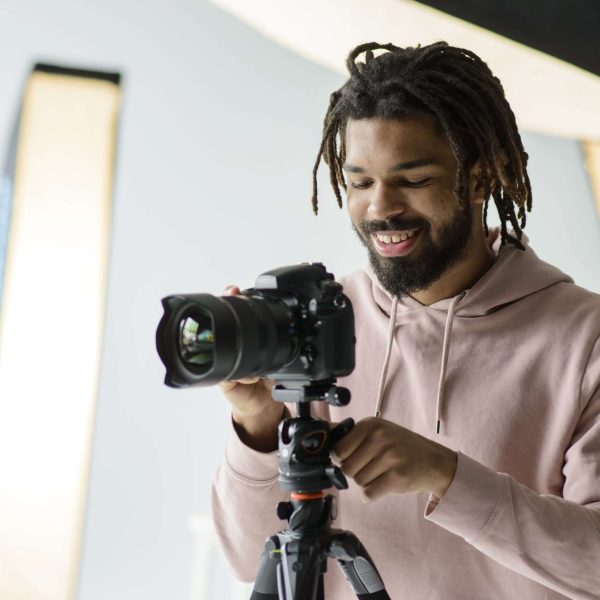 medium-shot-smiley-man-with-camera medium-shot-smiley-man-with-camera