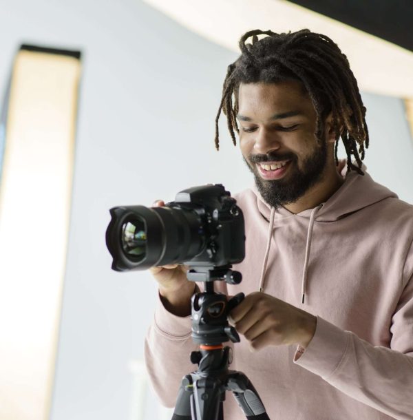 medium-shot-smiley-man-with-camera