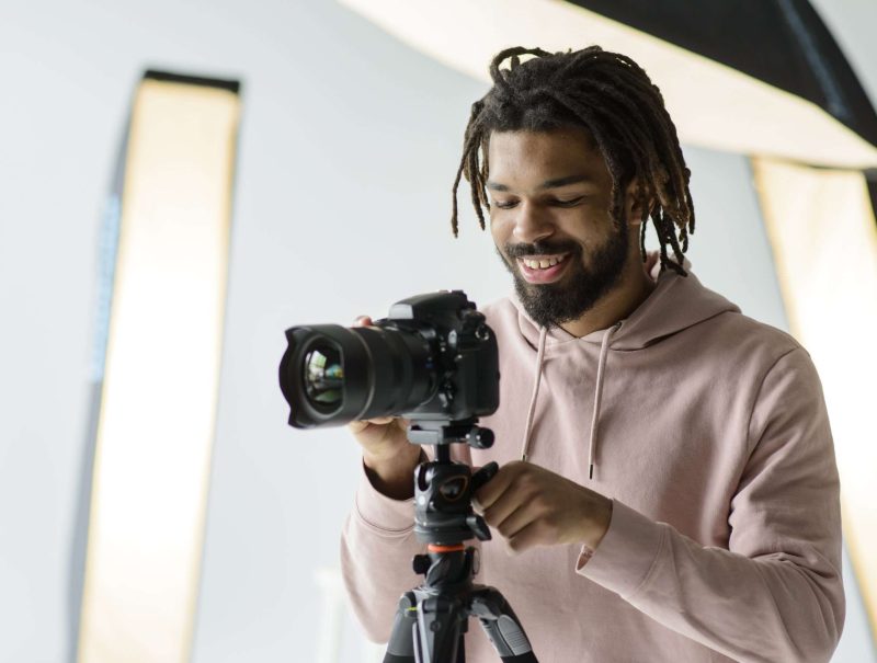 medium-shot-smiley-man-with-camera